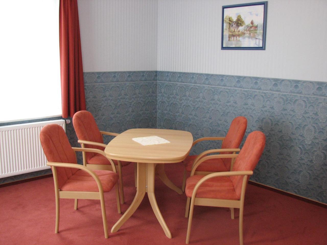 Dreibettzimmer mit Dusche